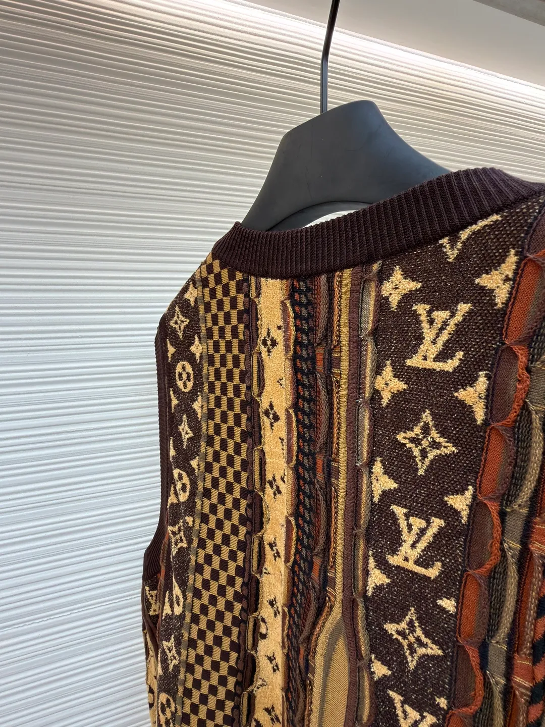 LOUIS VUITTON x Nigo jacquard knitted cardigan vest ●Original version: 13900 purchase and development ●Item number: 1681549-B45 ●Fabric: cotton fabric ●Technology: jacquard knitting ●Color: brown ●Version: fitted version ●Weight: about 330 grams ●Size: S-M-L-XL ●Description: This LOUIS VUITTON x Nigo FW25 This jacquard-knit cardigan vest has a loose fit for comfort and freedom of movement. The fabric is made of high-quality wool blend, with a soft and delicate feel, excellent warmth retention and breathability. The jacquard workmanship of the body is exquisite, with clear patterns and bright colors. It has remained firm and will not fall off after repeated washing tests. The neckline adopts a classic V-neck design, which fits the neck line and fastens tightly. The stitching on the body is even and neat, about 12 stitches per inch, ensuring a solid structure and not easily deformed. The cuffs and hem are ribbed to fit the body better while maintaining good warmth. The overall craftsmanship is exquisite and the details are well handled, reflecting the brand's strict control of quality. The combination of jacquard technology and wool blended material not only ensures the richness of the visual effect, but also enhances the overall texture and high-end sense. The overall wiring is straight and delicate, the fabric is comfortable and soft, and the color is consistent without color difference. It can be matched with the same style to create a fashionable look and control various occasions. Customized accessories, complete with three standards, same style for men and women!